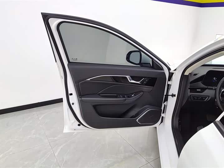 Фото 7 - Bestune B70