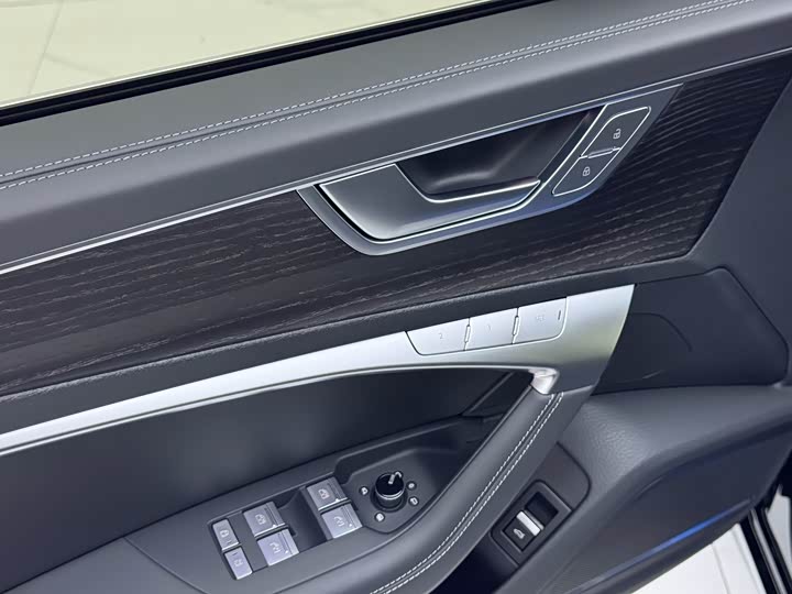 Фото 10 - Audi A6L