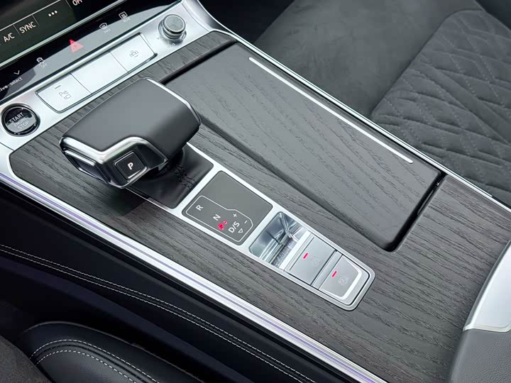 Фото 15 - Audi A6L