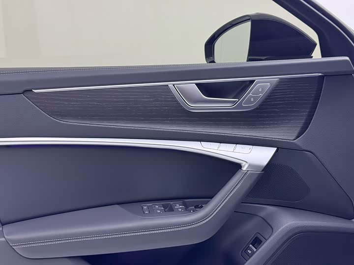 Фото 9 - Audi A6L