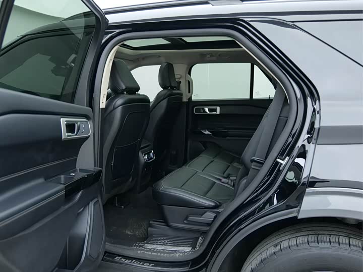 Фото 12 - Ford Explorer