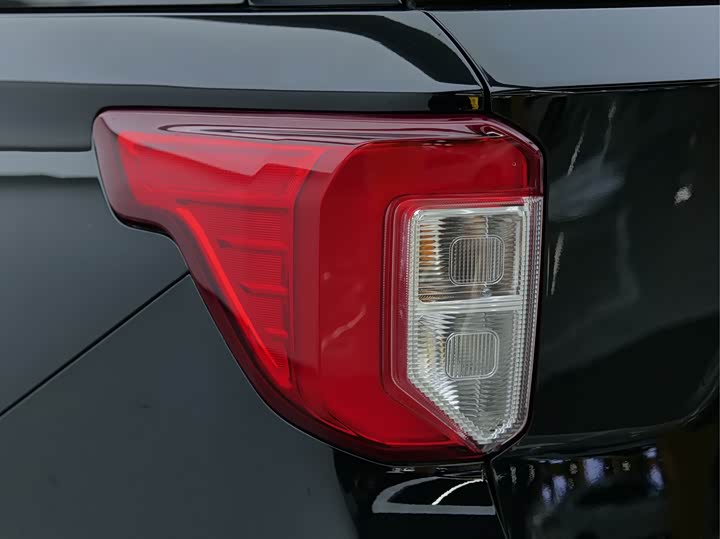 Фото 19 - Ford Explorer