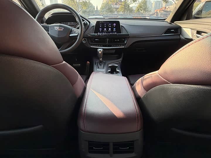 Фото 14 - Cadillac CT4