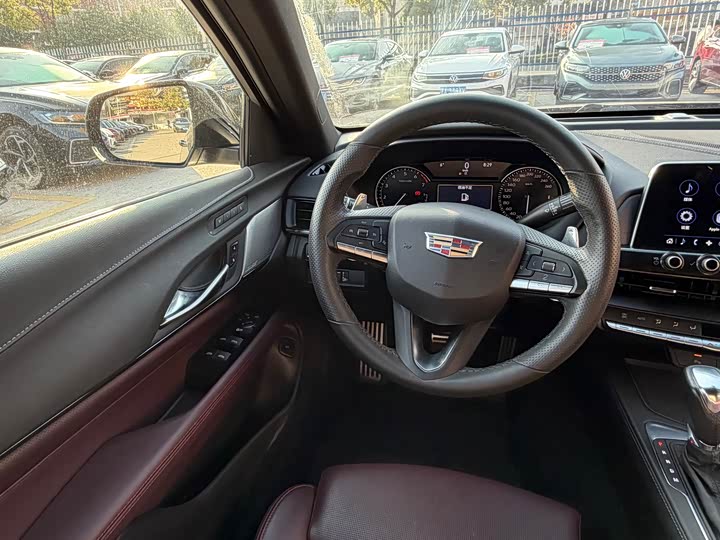 Фото 9 - Cadillac CT4