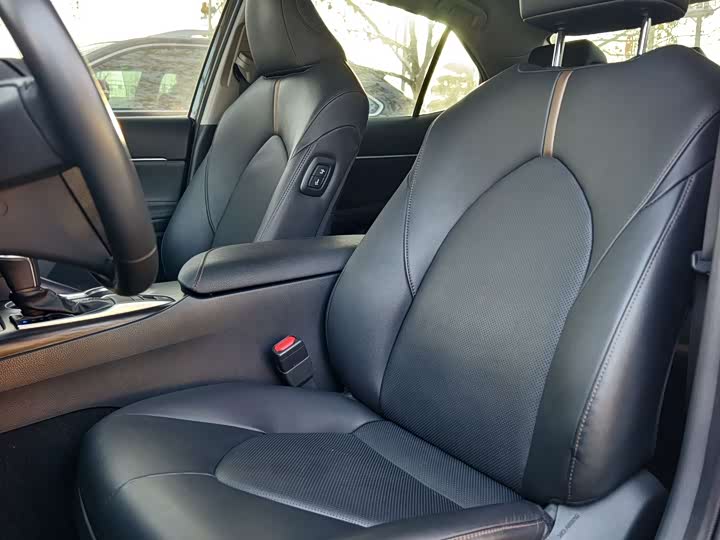 Фото 6 - Toyota Camry