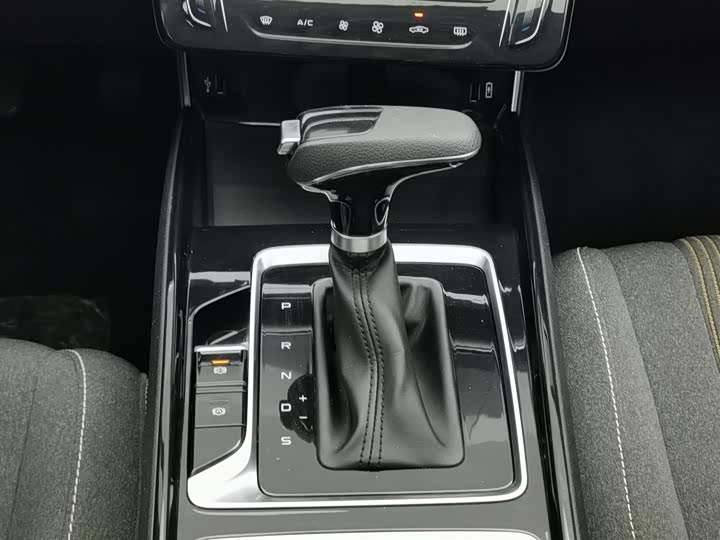 Фото 13 - Bestune B70