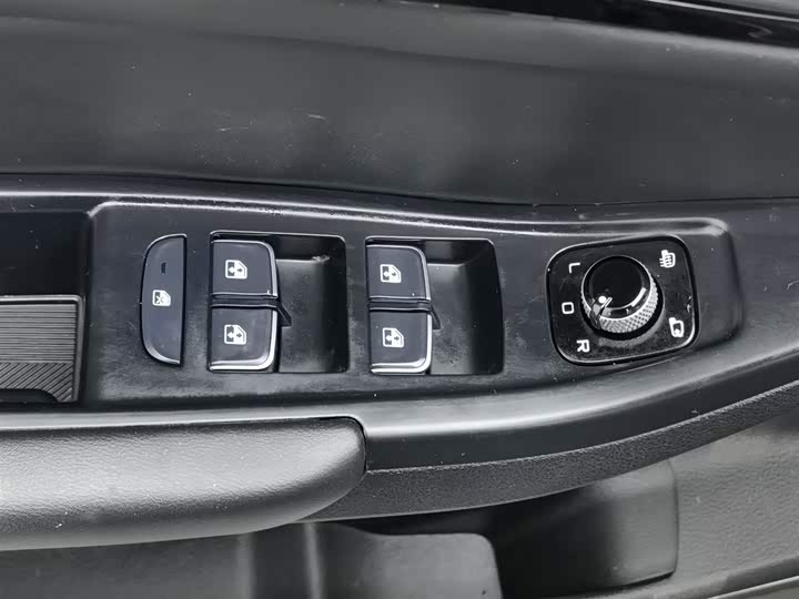 Фото 9 - Bestune B70