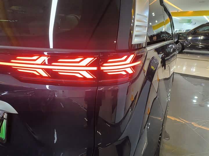 Фото 8 - Denza D9