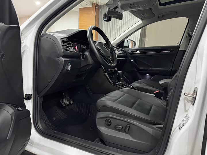 Фото 7 - Volkswagen T-Roc