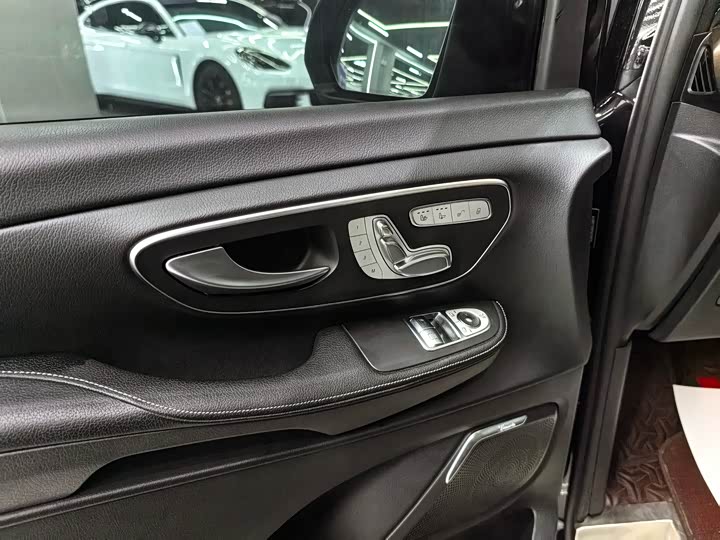 Фото 8 - Mercedes-Benz V-Class