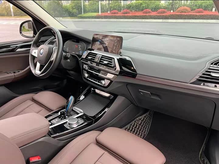 Фото 8 - BMW iX3