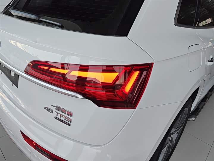 Фото 8 - Audi Q5L