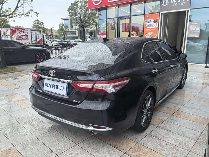 Фото 8 - Toyota Camry