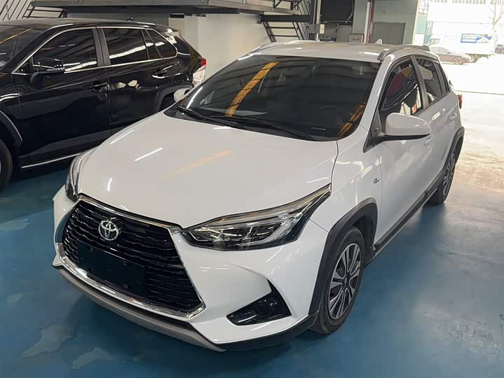 Фото 2 - Toyota Yaris L Hatchback