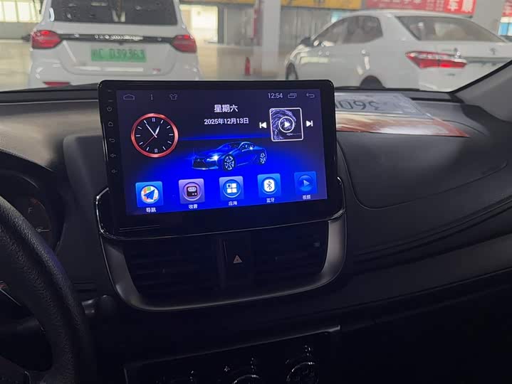 Фото 3 - Toyota Yaris L Hatchback