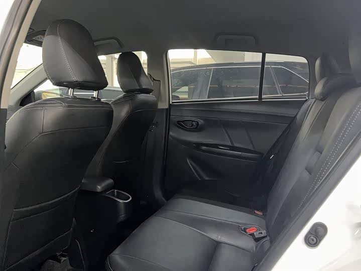 Фото 4 - Toyota Yaris L Hatchback