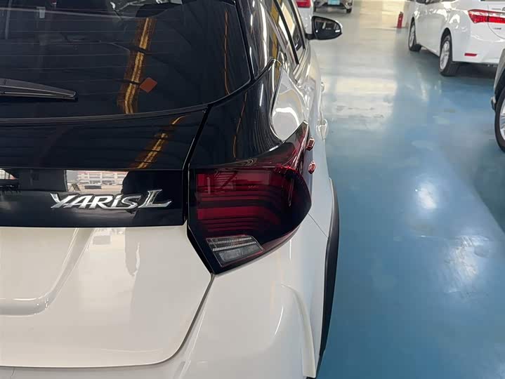 Фото 6 - Toyota Yaris L Hatchback