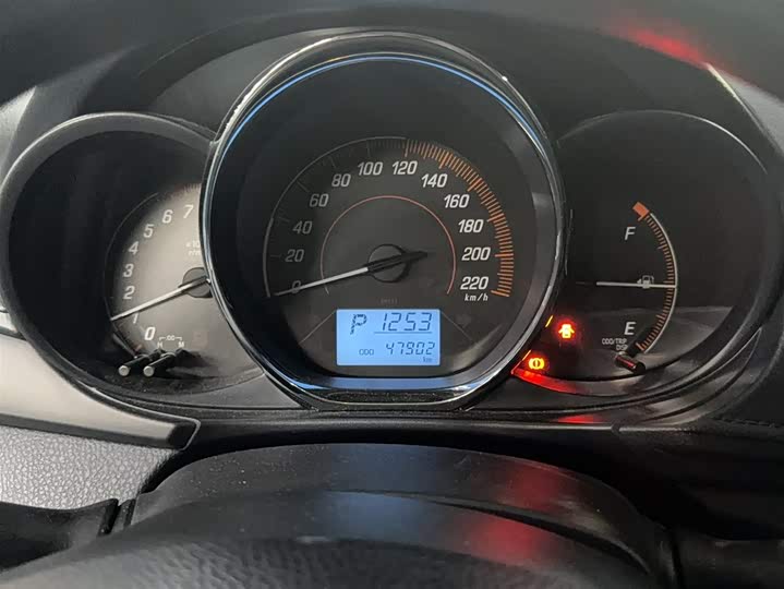 Фото 7 - Toyota Yaris L Hatchback