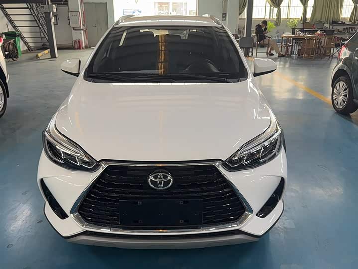 Фото 8 - Toyota Yaris L Hatchback