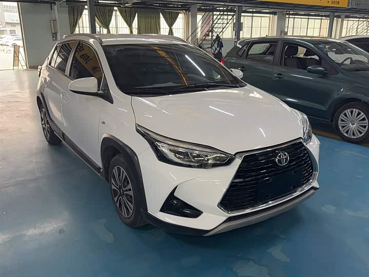 Фото 9 - Toyota Yaris L Hatchback