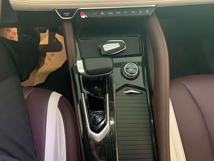 Фото 9 - Geely Monjaro