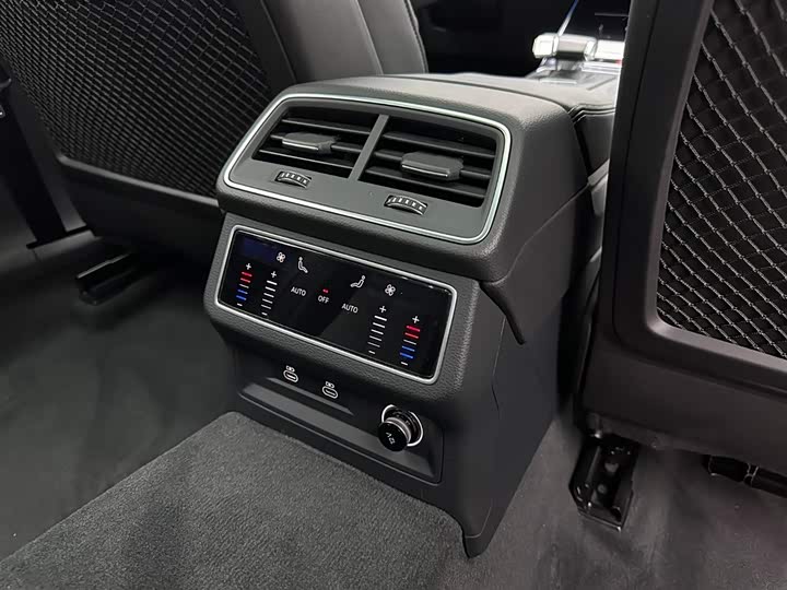 Фото 22 - Audi A6L