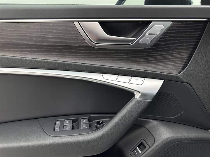 Фото 23 - Audi A6L