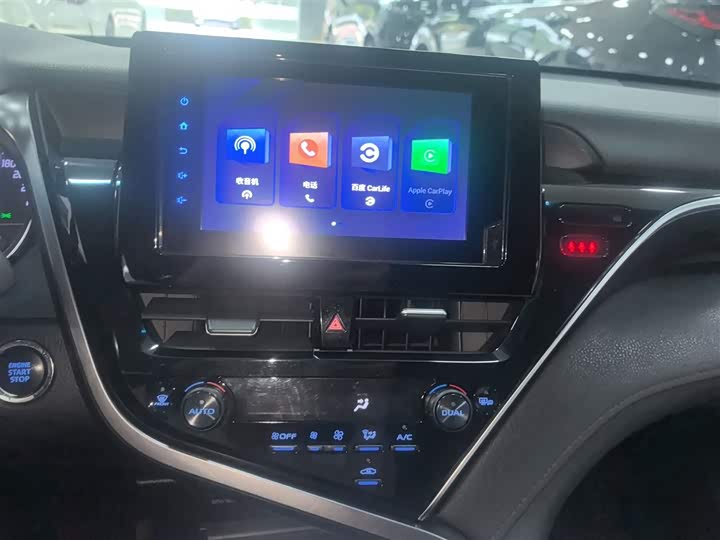 Фото 13 - Toyota Camry