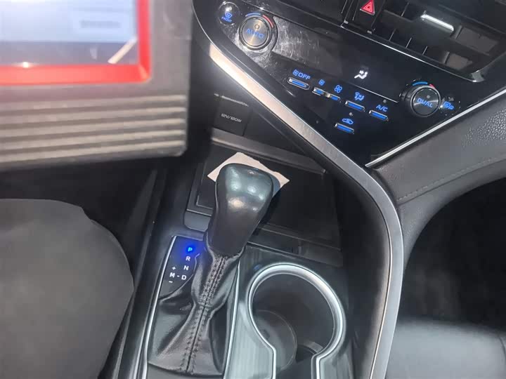 Фото 14 - Toyota Camry