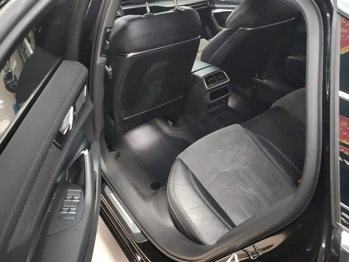 Фото 11 - Audi A6L