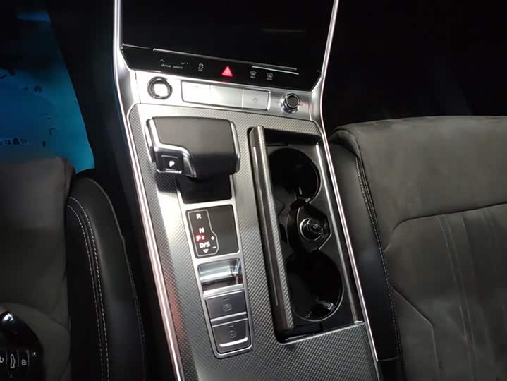 Фото 16 - Audi A6L