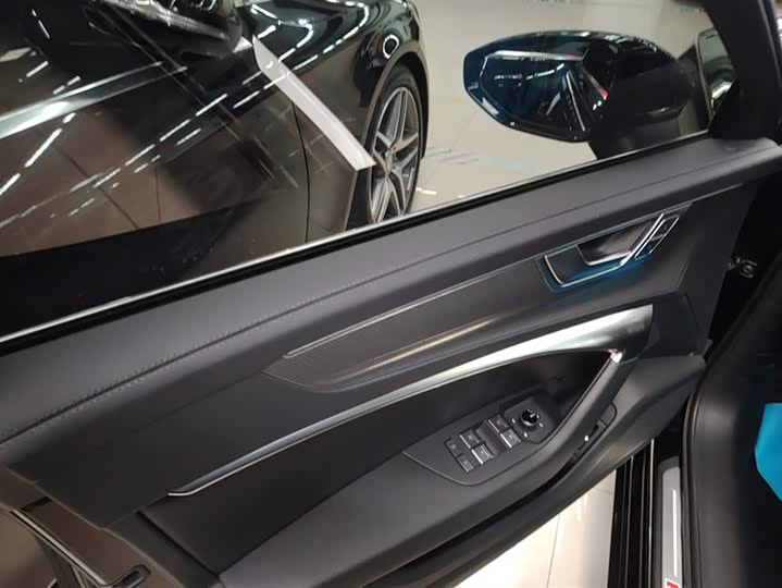 Фото 7 - Audi A6L