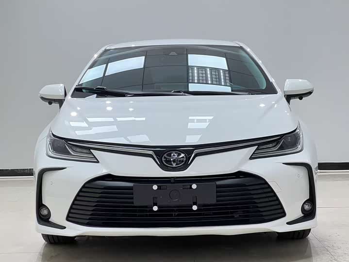 Фото 2 - Toyota Corolla