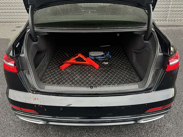 Фото 16 - Audi A6L