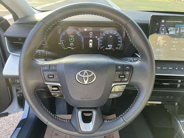 Фото 13 - Toyota Camry