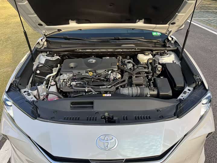 Фото 14 - Toyota Camry