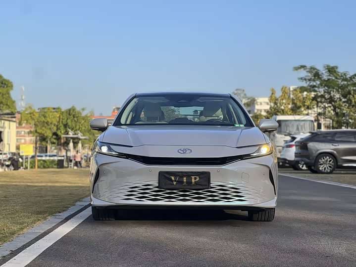 Фото 2 - Toyota Camry