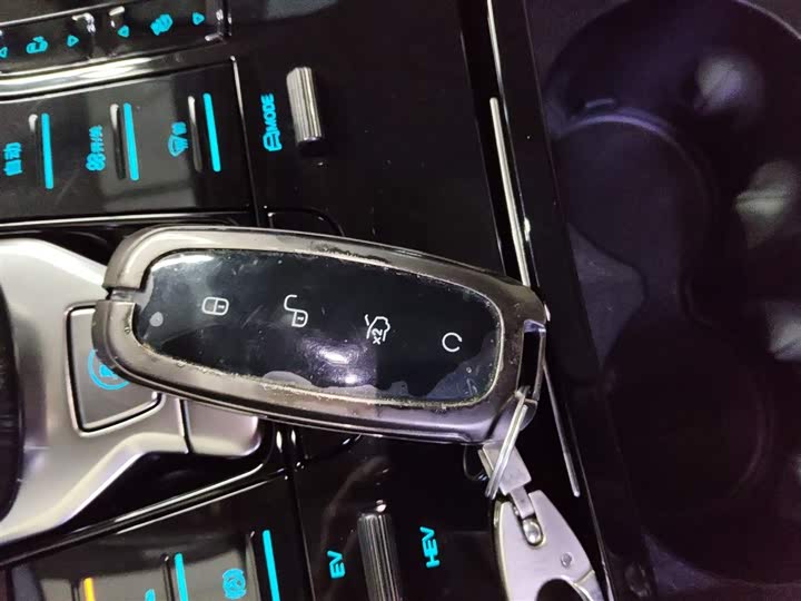 Фото 9 - Denza D9