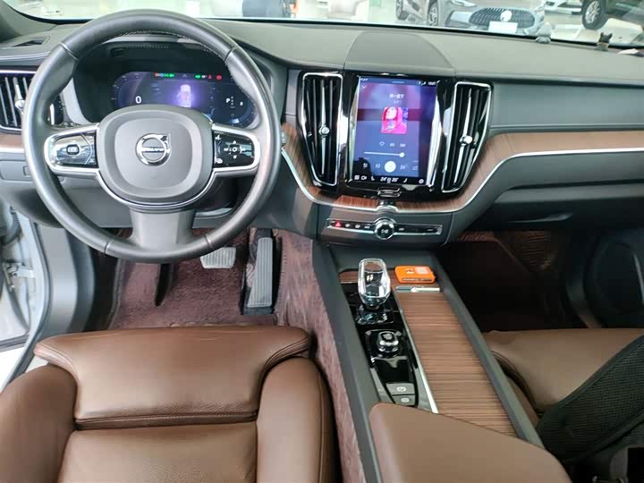 Фото 10 - Volvo XC60