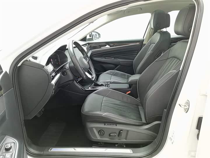 Фото 10 - Volkswagen Passat Hybrid