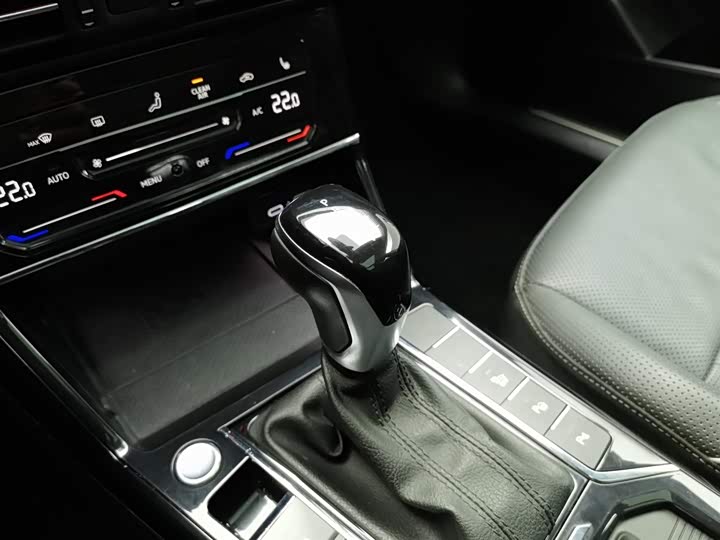 Фото 13 - Volkswagen Passat Hybrid