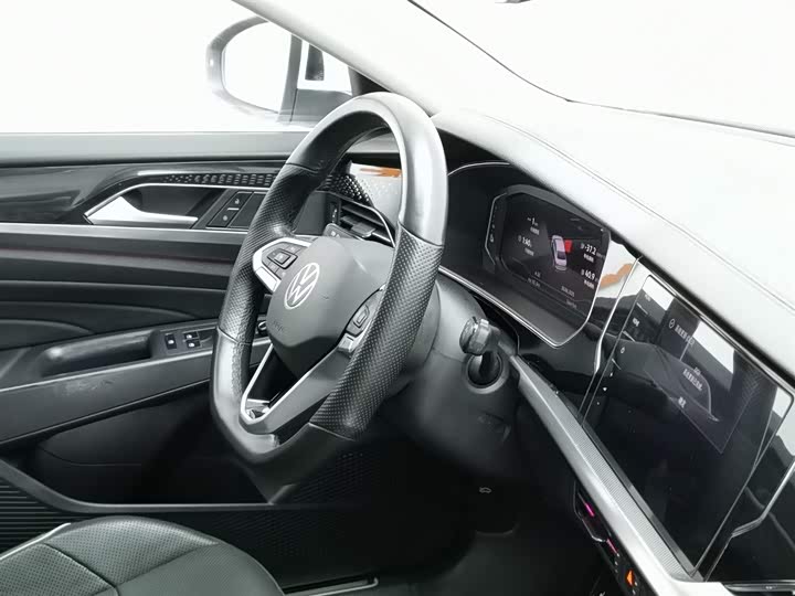 Фото 22 - Volkswagen Passat Hybrid