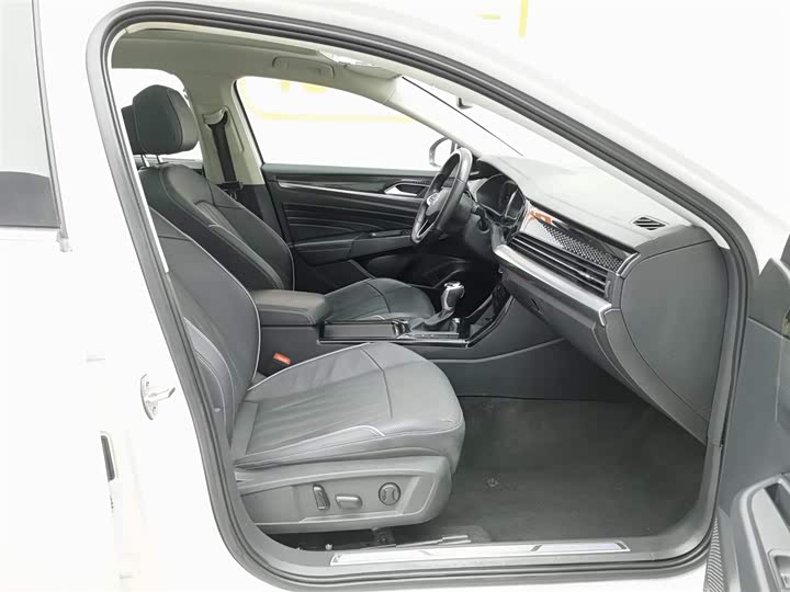 Фото 23 - Volkswagen Passat Hybrid