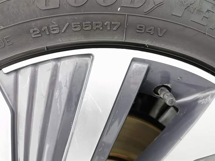 Фото 24 - Volkswagen Passat Hybrid