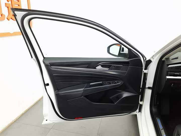 Фото 8 - Volkswagen Passat Hybrid