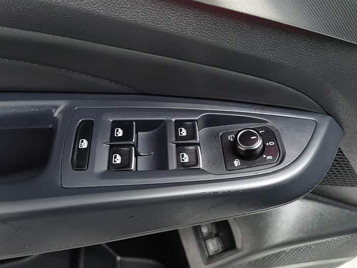 Фото 9 - Volkswagen Passat Hybrid