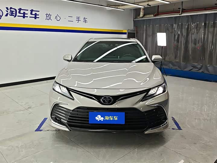 Фото 2 - Toyota Camry