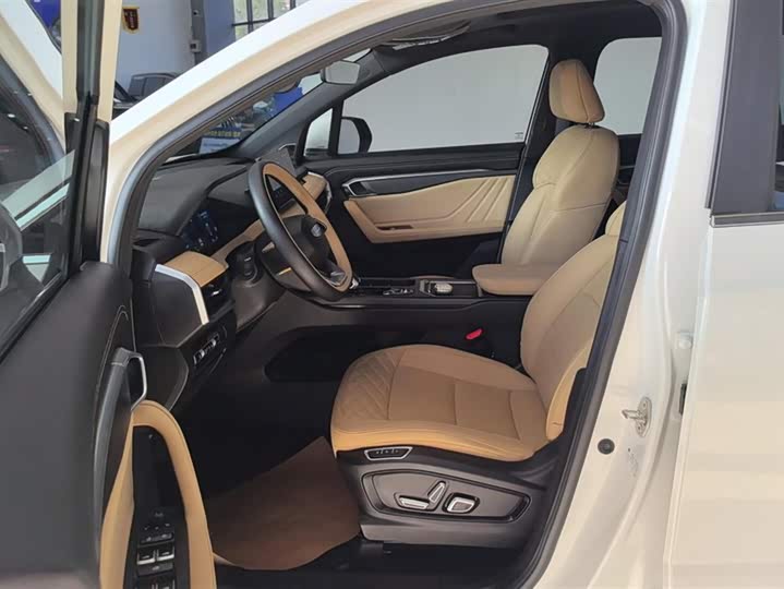 Фото 9 - Geely Okavango L