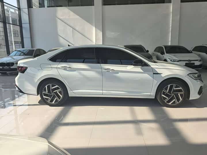 Фото 10 - Volkswagen Sagitar L