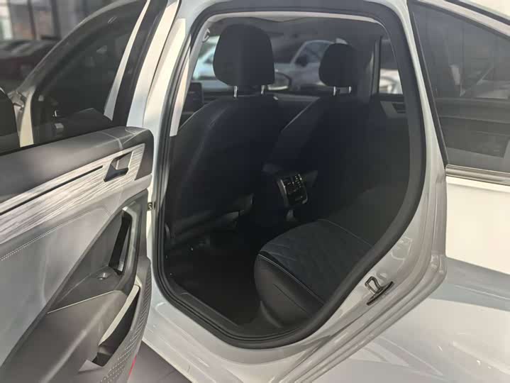 Фото 12 - Volkswagen Sagitar L